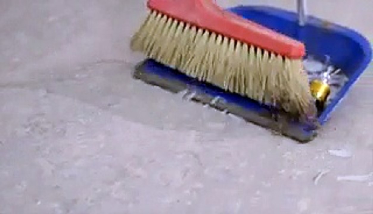 Regardez l’incroyable méthode de cet homme pour changer une ampoule