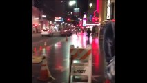 Il détruit à la pioche l'étoile de Donald Trump sur Hollywood Boulevard