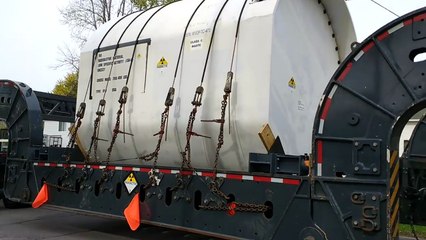 Un camion de déchets nucléaires dans un quartier résidentiel