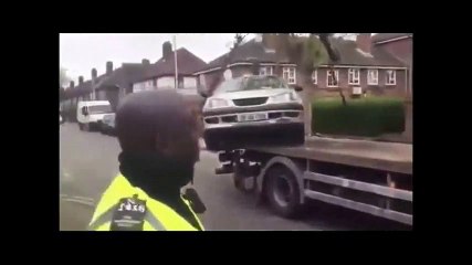 Un homme tente de descendre sa voiture du camion de la fourrière !