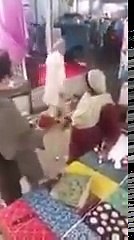 دکاندار انتہائی شرمناک حرکت کرتے ہوئے