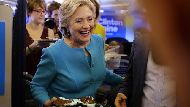 Президентські перегони у США: Клінтон пригощає тортом, Трамп відкриває свій іменний готель