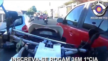 Une course poursuite en moto prend fin d’une drôle de facon...