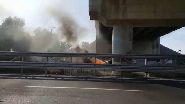 Laç, përfshihet nga flakët një automjet nën mbikalim - Top Channel Albania - News - Lajme