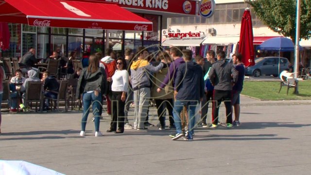 Gjimnazistët maqedonas, mësim në sheshin e Tetovës