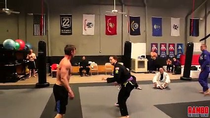 Un Bodybuilder tente de se battre contre des ceintures noires de Jiu-Jitsu