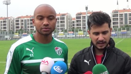 Video herunterladen: Bursaspor'un Hollandalı Oyuncusu John