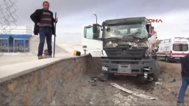 Yozgat Dorsesi Kayan Tır'a Beton Mikseri Ile Otomobil Çarptı 2 Yaralı