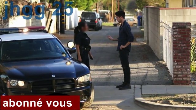 C'est fou ce qu'on peut faire avec un culot énorme ! Les policières embrassées par ce mec ne diront pas le contraire...