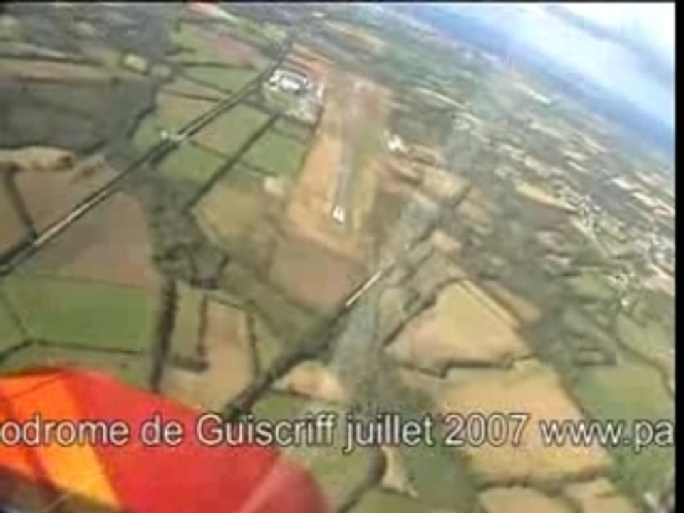 Saut en parachute depuis biplan