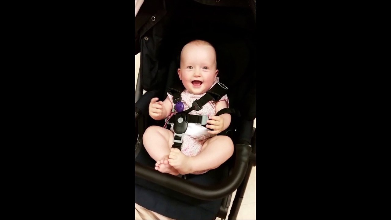 Baby lacht und brabbelt