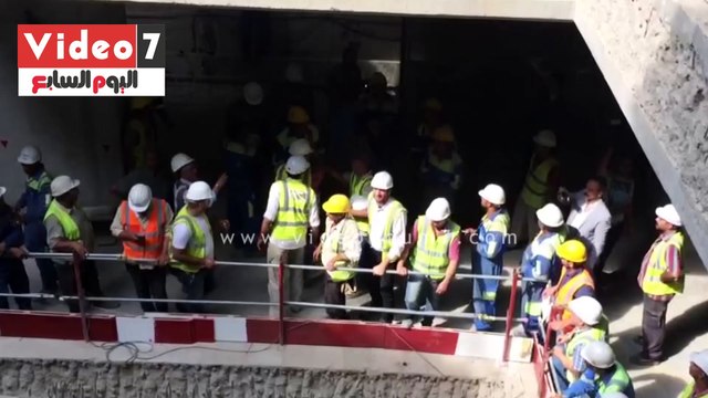 عمال ومهندسو هيئة مترو الأنفاق يرقصون على تسلم الأيادى فى استقبال وزير النقل