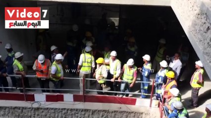 عمال ومهندسو هيئة مترو الأنفاق يرقصون على "تسلم الأيادى" فى استقبال وزير النقل