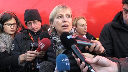 Excavadoras destruyen restos del campo de migrantes de Calais