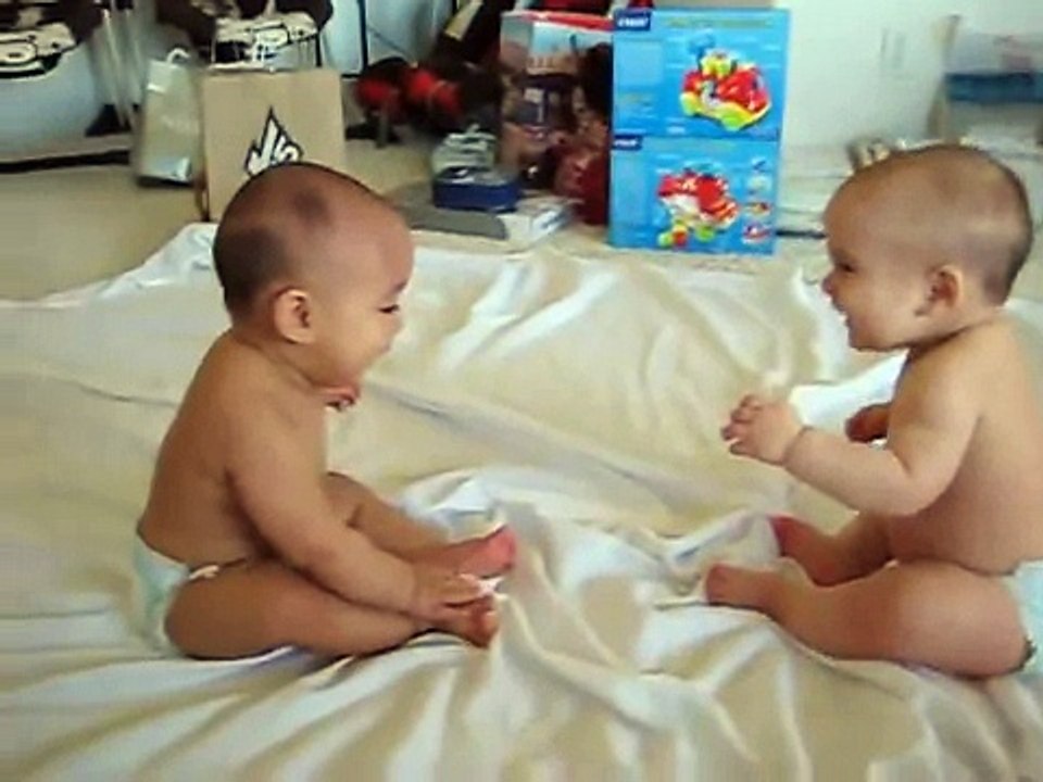 Bebe Mellizos Hablan! Que Se Estaran Diciendo â˜… bebes divertidos   risa bebe   bebes chistosos