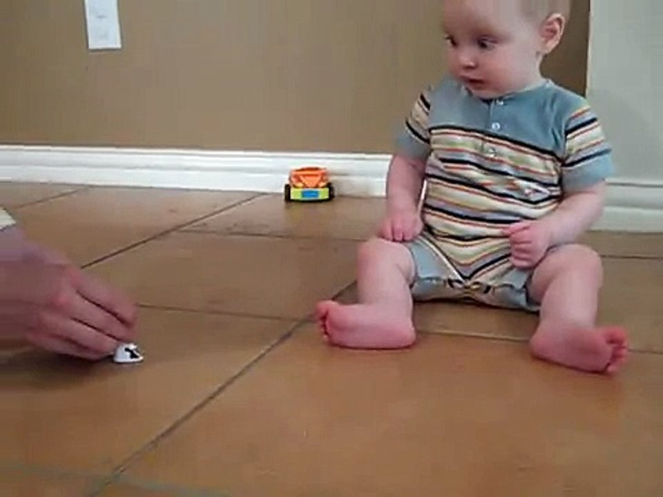 Que Se Asusta Este Bebe Con El Juguete!! â˜… bebes divertidos   risa bebe   bebe humor   chistosos