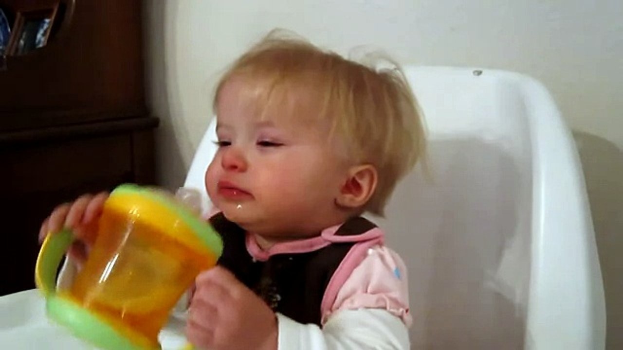 A Este Bebe Le ENCANTA El Jugo De Manzana! Que Tierno! â˜… bebes divertidos   risa   bebes chistosos