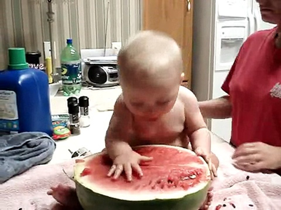 Bebe ADORA La Sandia!! â˜… bebes divertidos   risa bebe   bebes chistosos   bebe humor