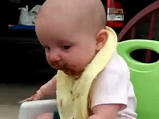 Video herunterladen: Bebe ADORA Su Nueva Comida, jaja INCREIBLE! â˜… bebes divertidos   risa bebe   bebes chistosos