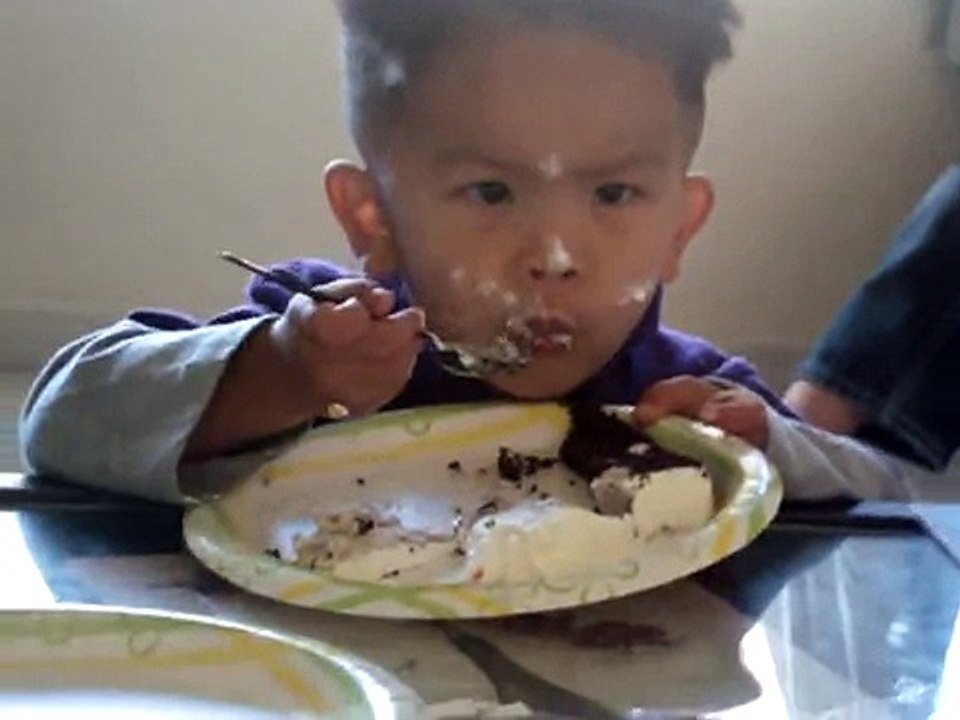 Bebe Enojado Tiene Comida Hasta Por Las Orejas! jaja â˜… bebes divertidos   risa   bebes chistosos