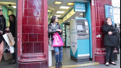 femme eu ces régles au milieu de la rue