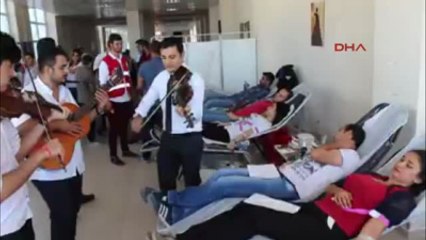 Hatay Üniversiteliler Müzik Eşliğinde Kan Verdi