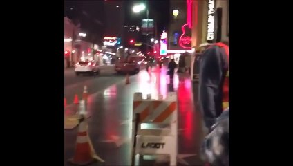 Il détruit l'étoile de Trump sur le Walk of Fame