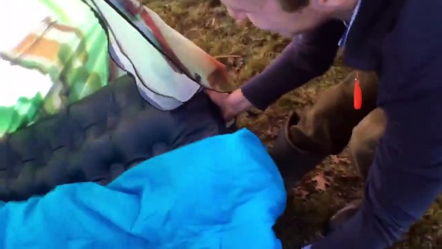 Durant son sommeil, ils mettent son matelas au milieu d'un lac !