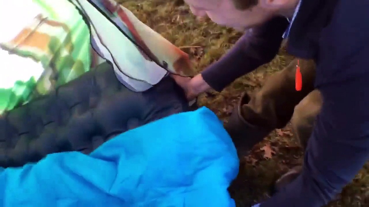 Durant son sommeil, ils mettent son matelas au milieu d'un lac !