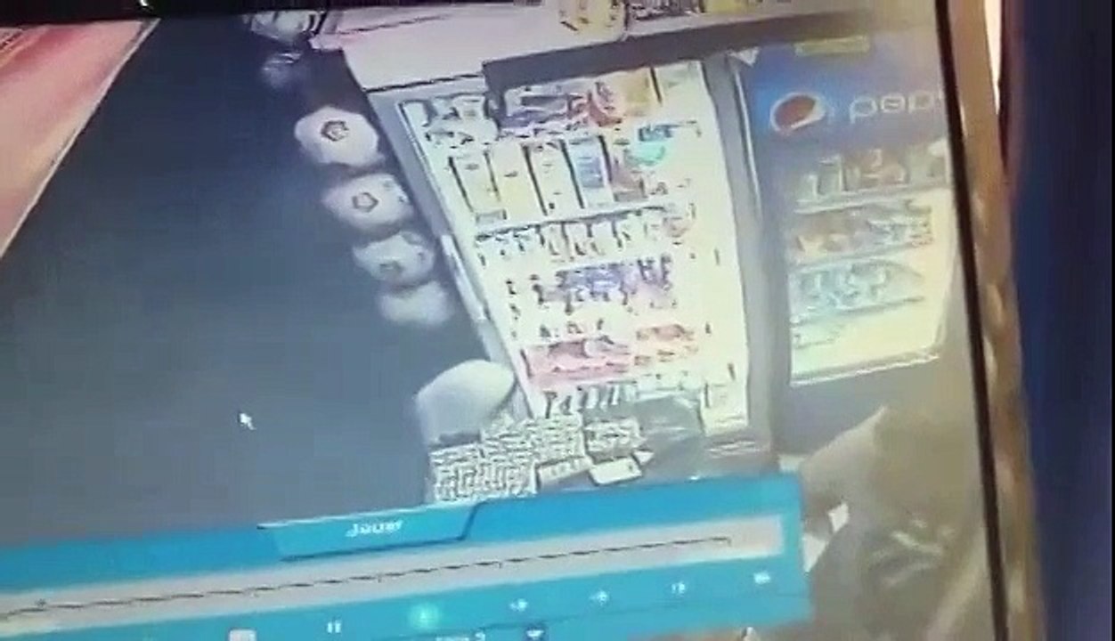 أم تستعمل طفلتها لسرقة هاتف من صاحب محل لبيع الحلويات