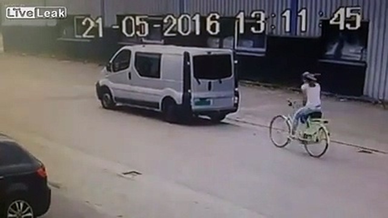 موقف محرج لفتاة حسناء أثناء قيادتها دراجة