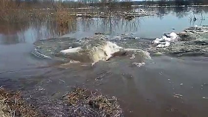 L'eau de ce lac est aspirée par un trou sans fond ... flippant !