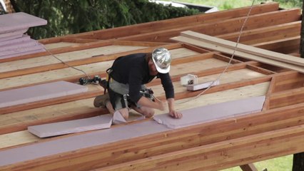 Passionné de skate, il construit sa propre maison dans les arbres avec Skateparc et Jacuzzi!