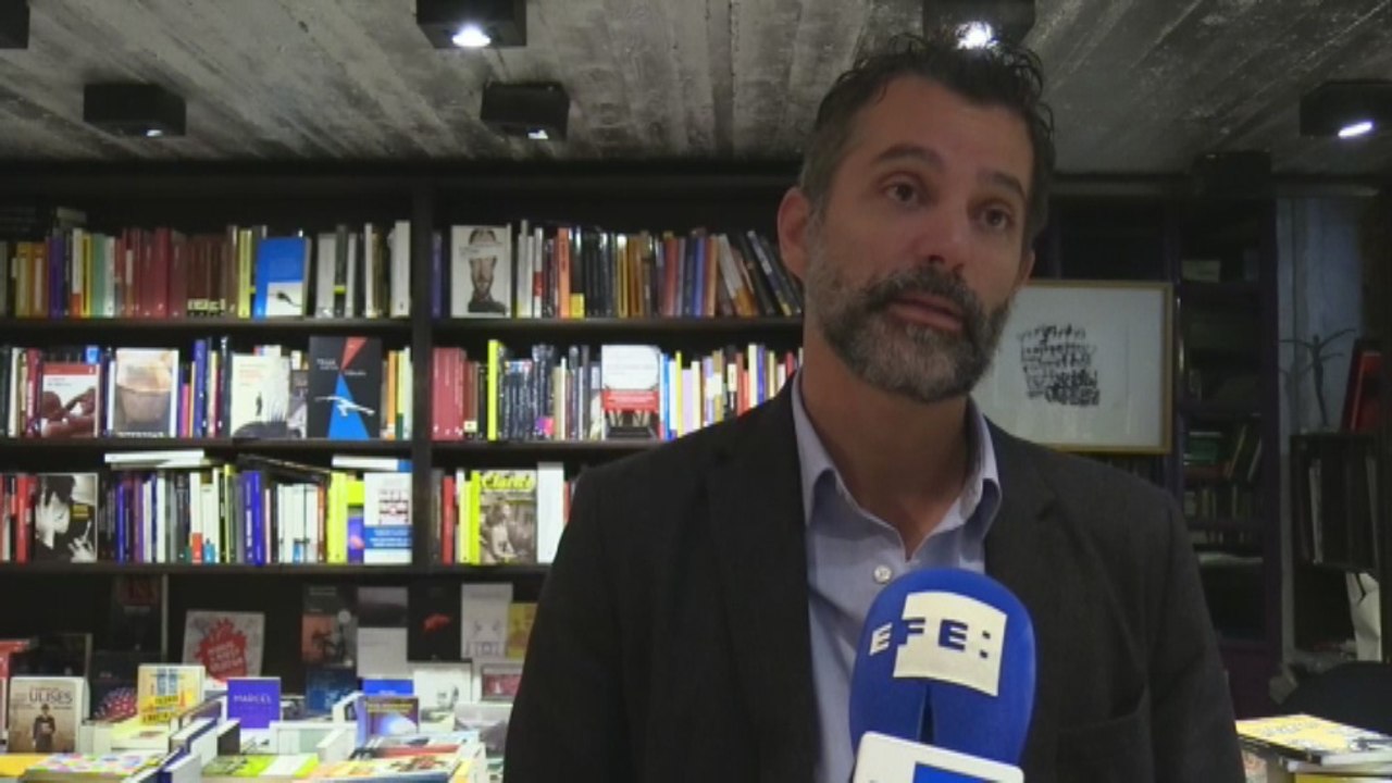 Obras de Cortázar y Borges en formato ticket gracias a máquina expendedora