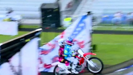 Robbie Maddison fait un jump de moto à deux