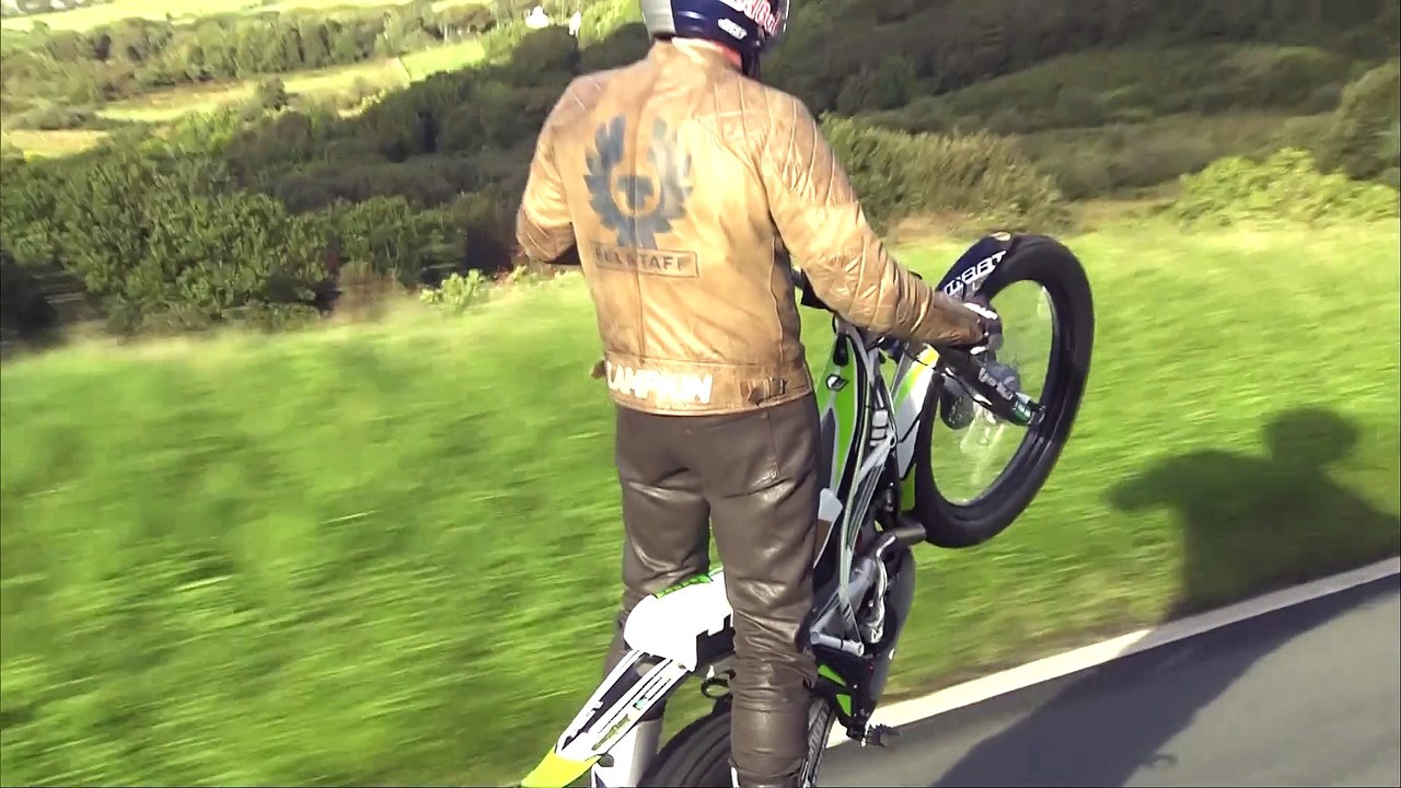 Dougie Lampkin fait le tour du circuit du Tourist Trophy en wheeling