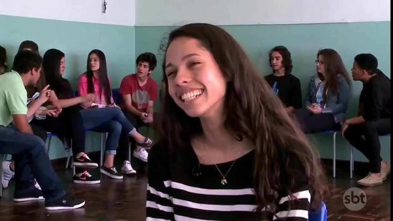 Aluna discursa sobre ocupação das escolas e dá aula de cidadania