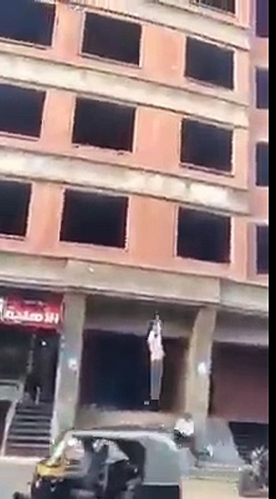 عامل يغامر بحياته ويصعد للطابق 12 على "الهوا"