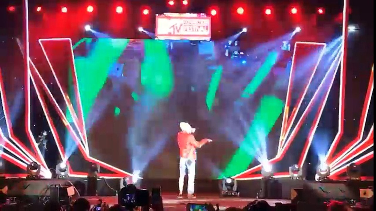 Sơn Tùng M-TP diện quần -ống dài ống ngắn- hát -Chúng ta không thuộc về nhau- mặc kệ lùm xùm_1