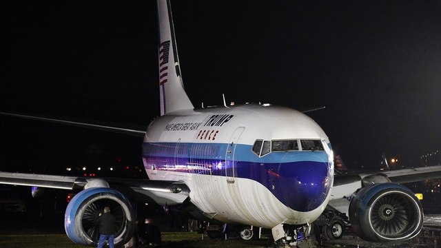 Presidenziali Usa: aereo del vice di Trump va fuoripista. Mike Pence illeso