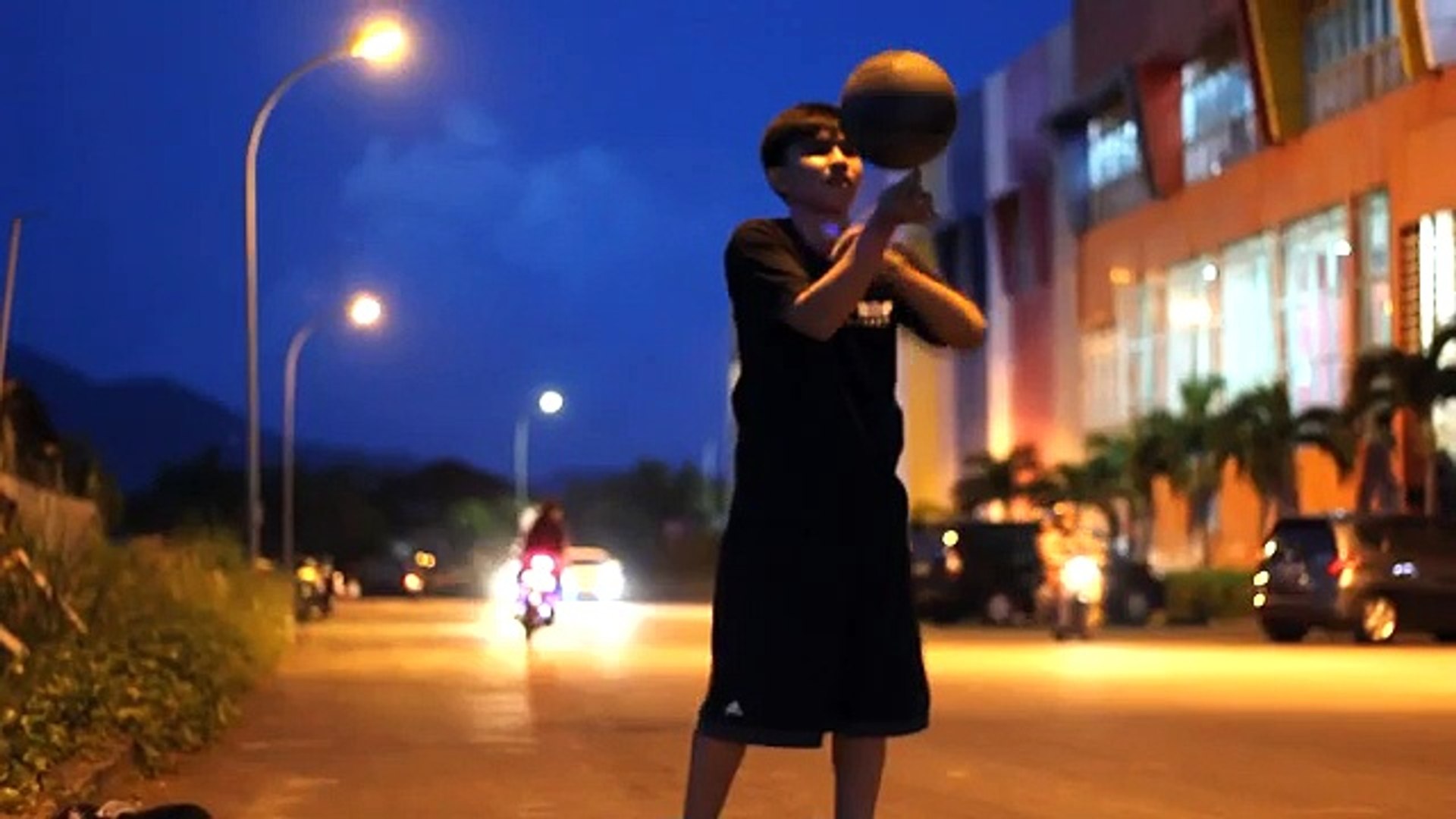 ⁣Freestyle Basketball - Streetball