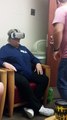 Elle se fait dessus en rollercoaster en casque de réalité virtuelle - VR