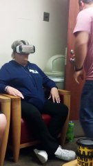 Download Video: Elle se fait dessus en rollercoaster en casque de réalité virtuelle - VR