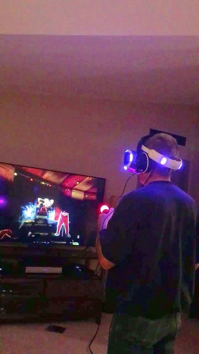 Il s'éclate la tête contre la TV en jouant en réalité Virtuelle... Fail énorme