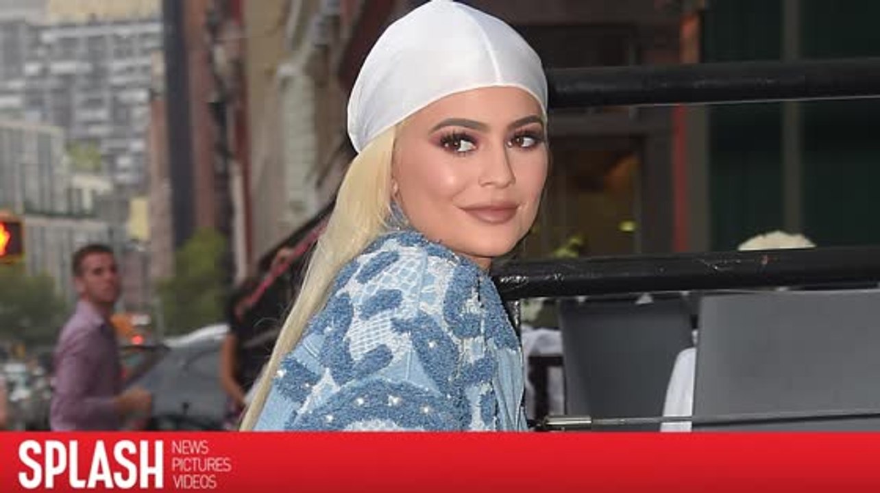 Kylie Jenner warnt ihre Fans vor den gefälschten Kosmetikartikeln