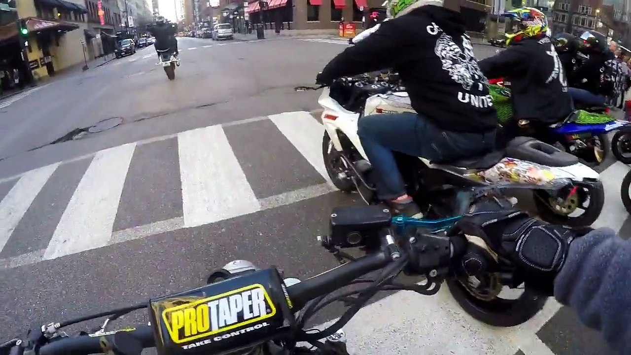 Un policier balance son café sur un motard à Chicago