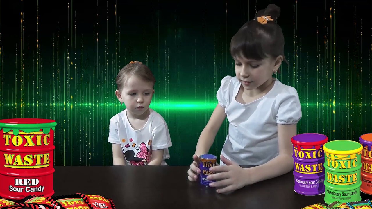 Папа изрыгался ДО СЛЕЗ вместе с мамой от TOXIC WASTE. Дити терпят до последнего. У Ильвинки покраснели глаза.