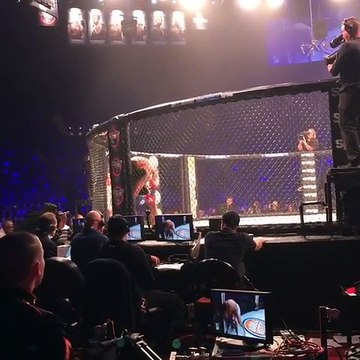 Un KO avec un coup de genou volant