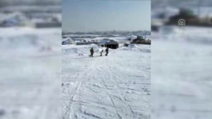 Askerler, Yarıyıl Tatilindeki Çocuklara Kayak Eğitimi Veriyor