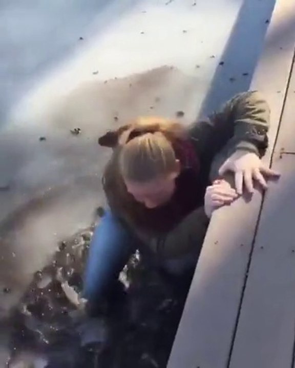 Cette fille veut marcher sur un lac pas vraiment gelé... FAIL